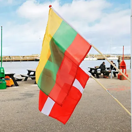 4 Person In Aeroskobing-by Traum Эрёскёбинг